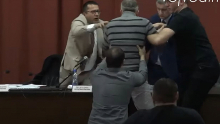 UŽAS U KULI! Odbornik Marko Bošnjak napao predsednika Skupštine (VIDEO)