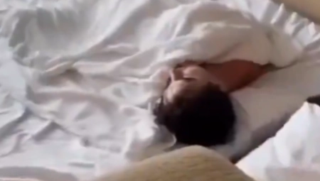 "IZVOLTE U SALONU" Spakovali ga za dve sekunde, a samo je mirno spavao! (VIDEO)