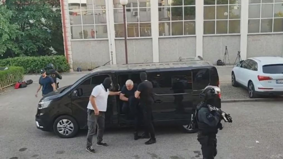 POLICIJA PRETRESA KUĆE NA ŽABLJAKU! Veruje se da pripadaju starijem sinu Zorana Lazovića