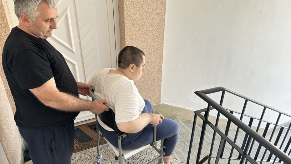 STIŽE RAMPA ZA OCA HEROJA KOJI JE SINA INVALIDA NA RUKAMA NOSIO! Novac za Jovana iz Čačka skupljen u rekordnom roku! (FOTO)