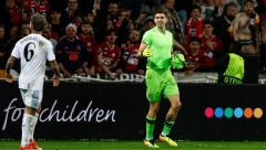 UEFA KAZNILA KONTROVERZNOG GOLMANA Odbranio penale, utišavao Francuze, pa dobio suspenziju