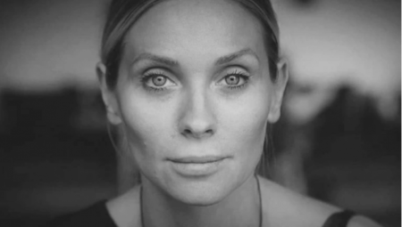BOJANA JANKOVIĆ SAHRANJENA UZ PESMU "ŽIVEO ŽIVOT" Poznata voditeljka ispraćena na večni počinak, Ivana plakala i gledala u nebo, potresne scene na groblju!