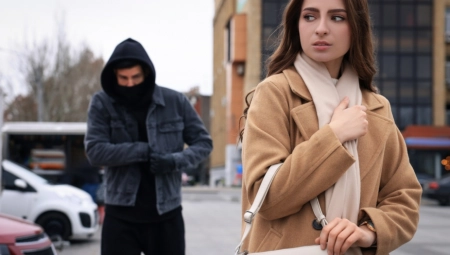 ŽENA ZASPALA U VOZU, PA DOŽIVELA UŽAS Mašinovođa joj je uradio nešto odvratno, usledila brutalna kazna!