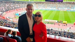 JOVANA JEREMIĆ IZ LOŽE PRATILA DERBI! Pozirala sa dečkom biznismenom, a mislila je da ovaj detalj niko neće primetiti!