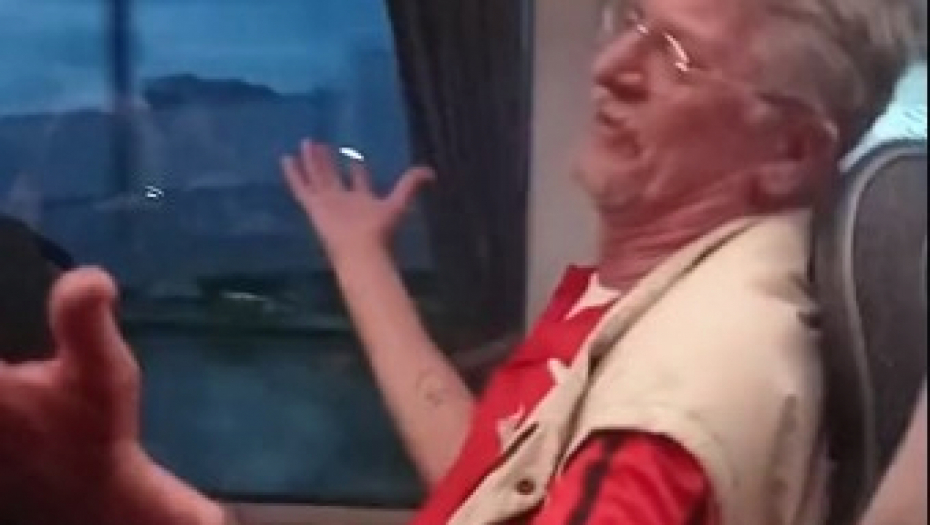 SNIMAK ZALUDEO REGION Putnik u autobusu neprekidno pevao 14 sati, ova pesma ga je posebno pogodila! (VIDEO)