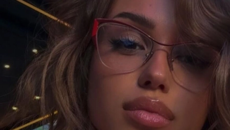 BRESKVICA U MINIJATURNOM KUPAĆEM! Pevačica se opustila na bazenu, vrelim kadrovima zapalila društvene mreže