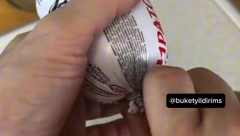 "DA SAM JUČE UMRO NE BIH ZNAO ZA OVO" Evo čemu zapravo služi metalni deo na pakovanju SALAME, veoma je KORISTAN (VIDEO)