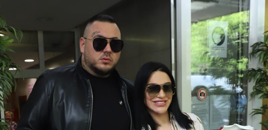 FILIP IZVEO IZ PORODILIŠTA ALEKSANDRU I NASLEDNICU! Novopečeni roditelji ne skidaju osmeh s lica, Car nosi malu Leonu!