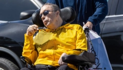 NOVE SLIKE GLUMCA RASTUŽILE SU SVE Pre 10 godina doživeo je moždani udar, niko ne može da ga prepozna