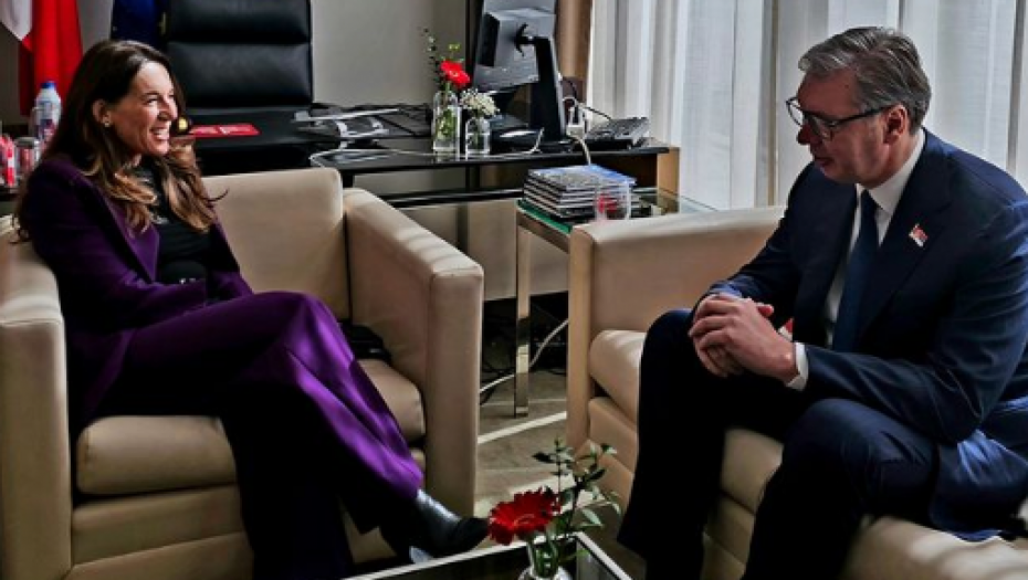 VUČIĆ SE PRE POČETKA SEDNICE SASTAO SA PREDSEDAVAJUĆOM SAVETA BEZBEDNOSTI Predsednik Srbije razgovarao sa Vanesom Frejzir