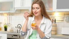 OBAVEZNO URADITE TO PRE SPAVANJA Mira je svako veče jela kašičicu meda i primetila neverovatne promene