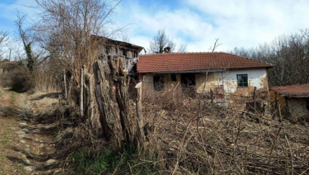 KUĆA OD 50 KVADRATA i 7.5 ARI PRODAJU SE ZA 3.000 EVRA Nalazi se u OVOM selu u Srbiji, jedna stvar je kod nje posebno tužna