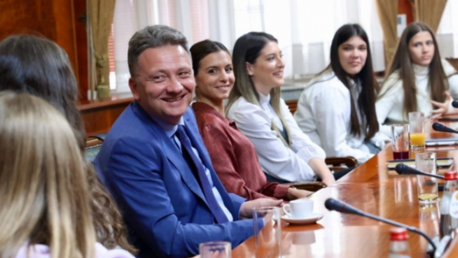 CILJ JE DA SE OSNAŽE I OHRABRE Ministar Jovanović ugostio devojčice iz IKT sektora u zgradi Vlade RS (FOTO)