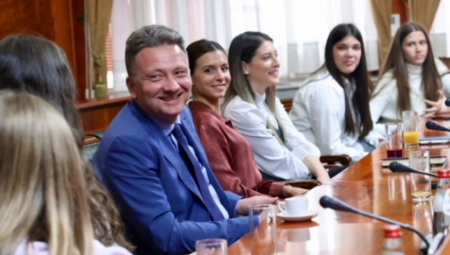 CILJ JE DA SE OSNAŽE I OHRABRE Ministar Jovanović ugostio devojčice iz IKT sektora u zgradi Vlade RS (FOTO)