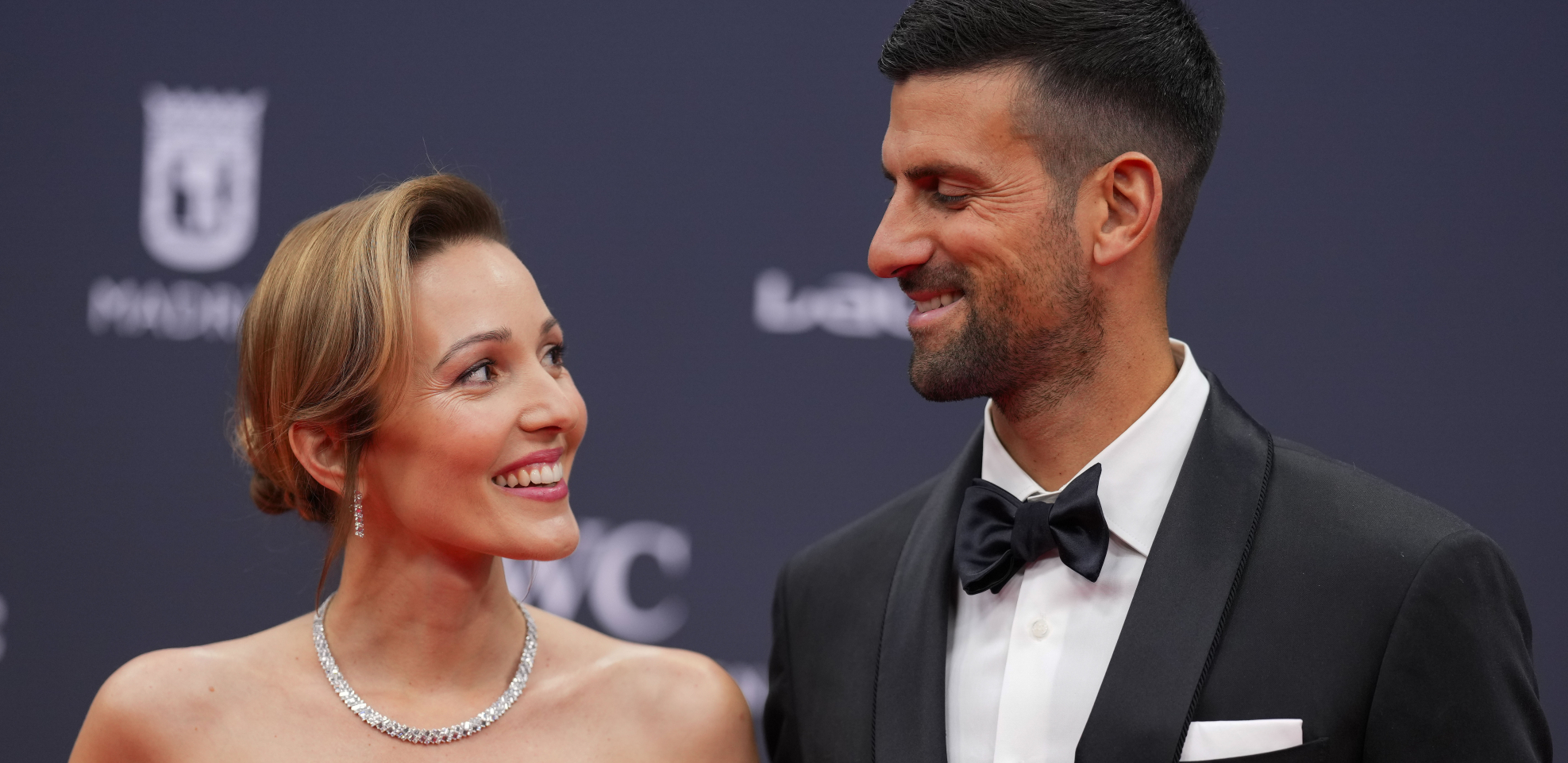 SVE OČI UPRTE U ŽENU NOVAKA ĐOKOVIĆA! Jelena napravila haos na dodeli nagrada, otkriveno i koliko košta haljina