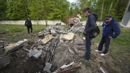 RUSI SRUŠILI TV TORANJ U HARKOVU Visok 240 metara srušio se kao kula od karata (FOTO/VIDEO)