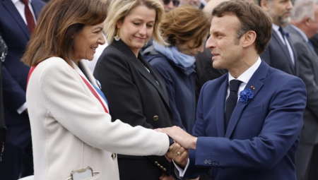 UPORNOST SE ISPLATI! Francuski predsednik i gradonačelnica Pariza plivaće u reci kako bi dokazali OVO (FOTO)