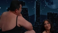 SKANDAL U PROGRAMU UŽIVO! Starleta nije znala šta je snašlo, u studio uleteo čovek u donjem vešu!