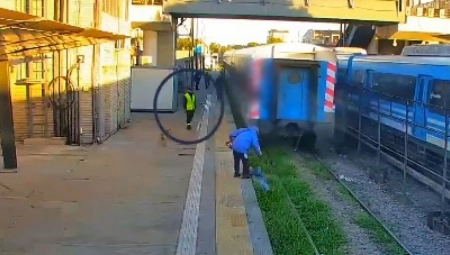 DEVOJKA OČAJNIČKI POKUŠAVA DA STIGNE VOZ U POKRETU Usledio je horor, jedva izvukla živu glavu! (VIDEO)