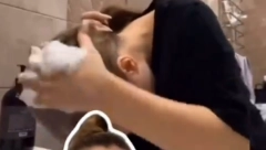 DEVOJKA IZAZVALA BURU NA MREŽAMA ZBOG NAČINA NA KOJI PERE KOSU Bljak, ogavno je! (VIDEO)