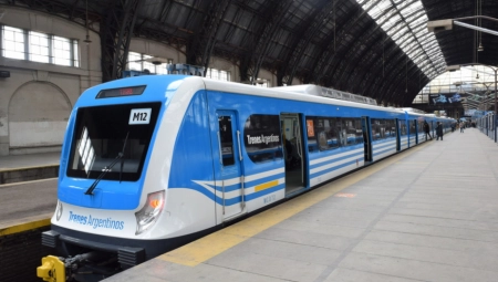 ZA DLAKU IZBEGLA SMRT Žena pokušala da uđe u voz u pokretu, kamere zabeležile jeziv momenat (VIDEO)