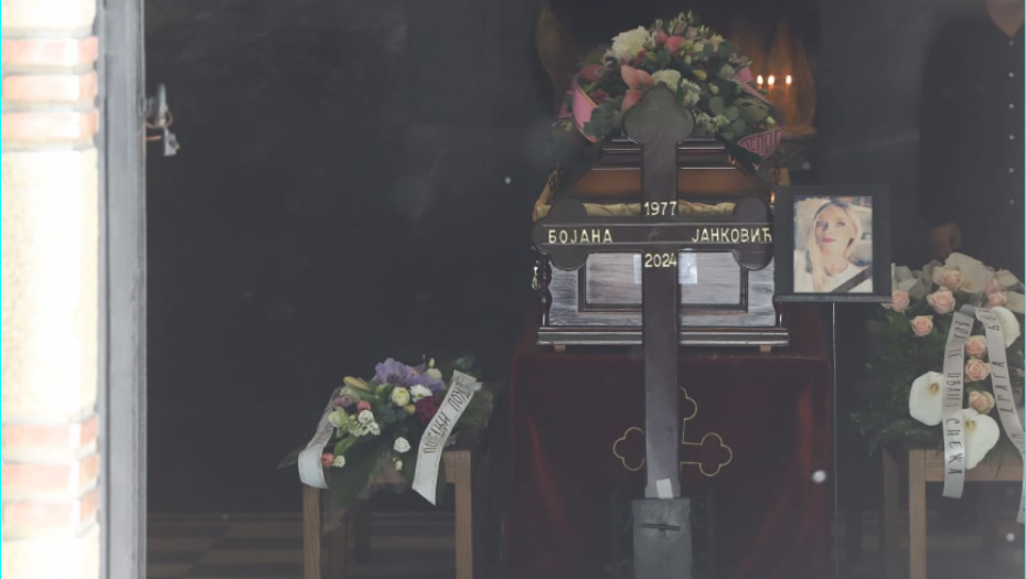 MUK NA SAHRANI BOJANE JANKOVIĆ! Otvorila se vrata kapele, ožalošćeni se poslednji put opraštaju od voditeljke!