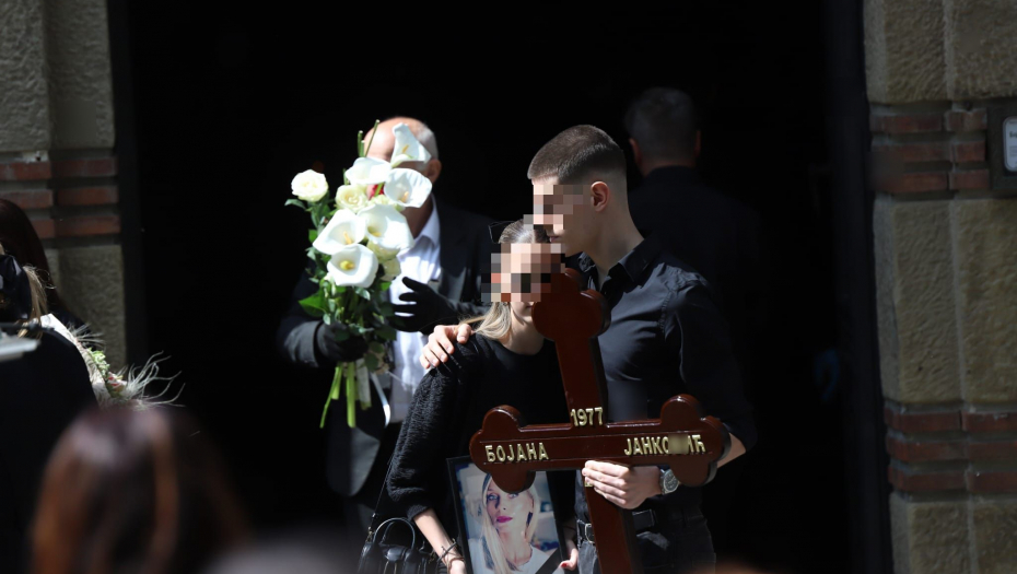 ĆERKI BOJANE JANKOVIĆ POZLILO! Ivana je izvela iz kapele, odmah joj pritrčala Milena Radulović!