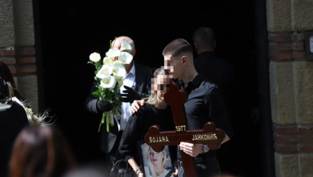 ĆERKI BOJANE JANKOVIĆ POZLILO! Ivana je izvela iz kapele, odmah joj pritrčala Milena Radulović!