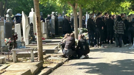 ĆERKA BOJANE JANKOVIĆ POTPUNO SLOMLJENA Drugarice odmah pritrčale, drže je i teše, tužne scene nakon sahrane voditeljke