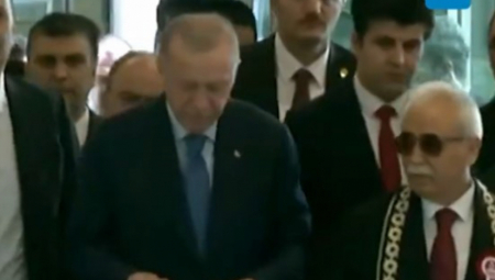 ŠTA RADIŠ TO, ČOVEČE!? Snimak Erdogana sa telohraniteljem obišao svet, Turska u neverici! (VIDEO)