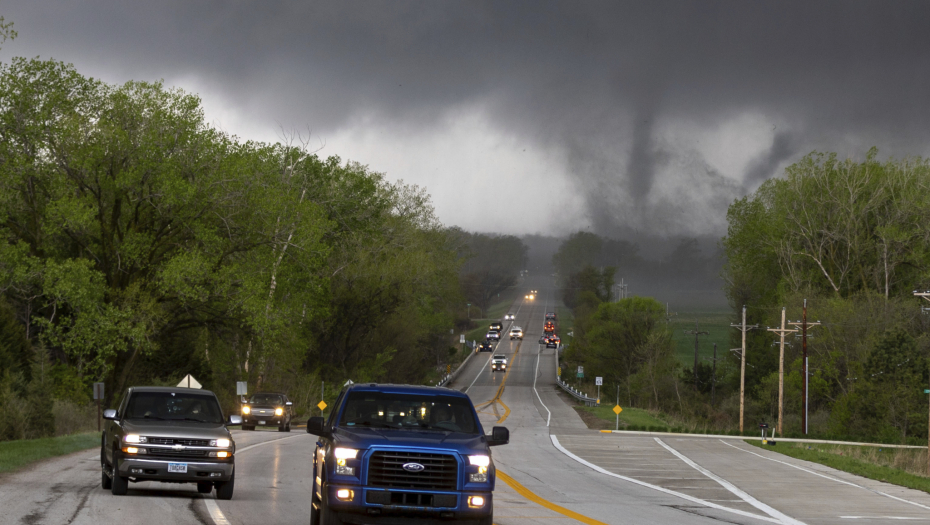 TORNADO ODNEO PET ŽIVOTA, IMA I POVREĐENIH! Oluja čupala drveće, oborila dalekovode: Putevi širom zemlje blokirani!