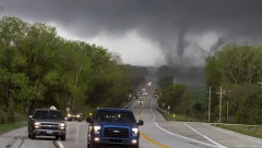 TORNADO ODNEO PET ŽIVOTA, IMA I POVREĐENIH! Oluja čupala drveće, oborila dalekovode: Putevi širom zemlje blokirani!