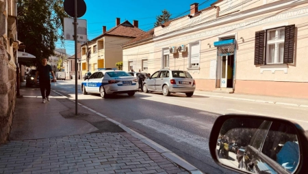 LANČANI SUDAR U CENTRU ČAČKA Putnički automobili se zakucali jedan u drugi