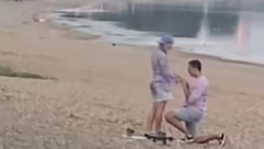 NEVEROVATNA SCENA NA ADI On pao na kolena, svi čekali njen odgovor (VIDEO)