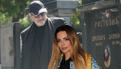 DEDA MIŠA NE DA DA SE UĐE! Nikolina Pišek pokušala da pristupi stanu na Vračaru, Vidojev otac se momentalno oglasio!