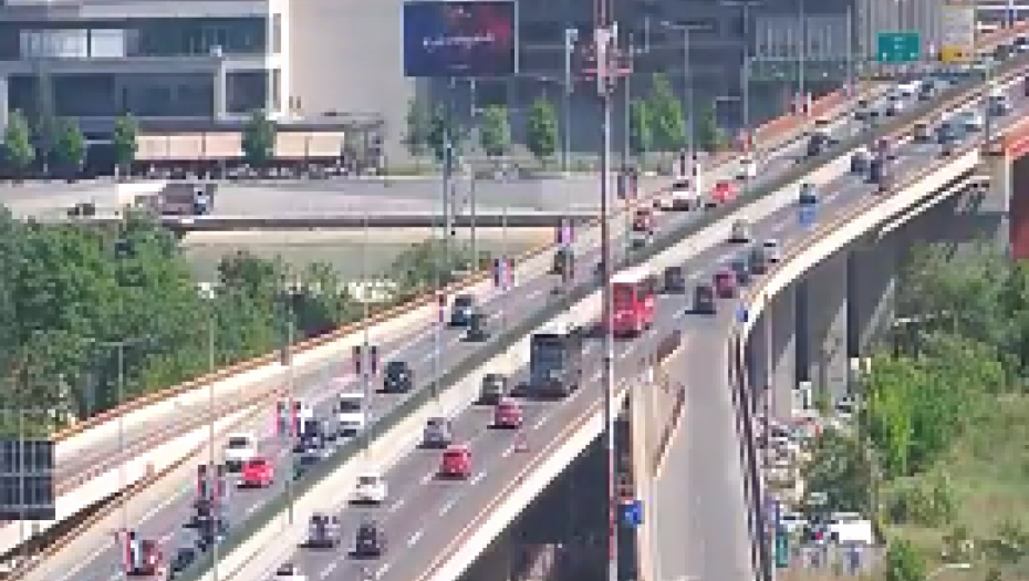 KOLAPS U BEOGRADU! Beograđani zakrčili sve izlaze iz grada, gužve i u centru (FOTO)