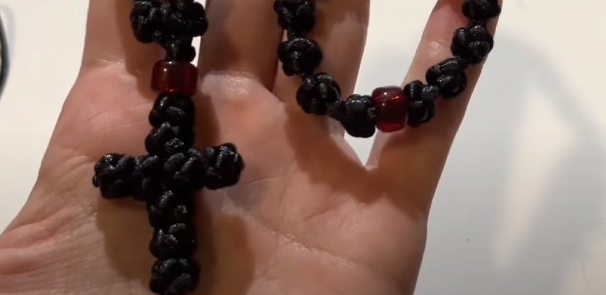 MNOGI SRBI NOSE BROJANICU, ALI NA POGREŠNOJ RUCI Otac Vladimir otkrio šta kažu crkvena pravila