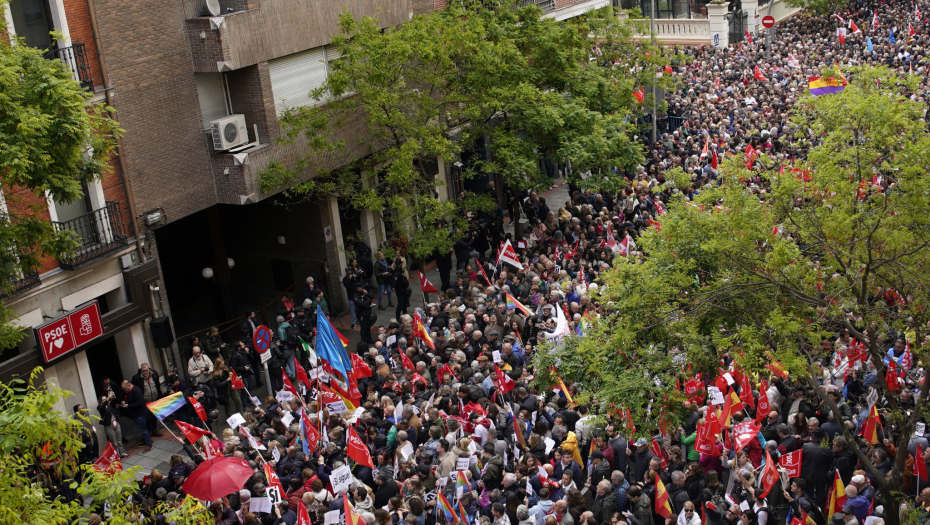 "DEMOKRATIJA DA, FAŠIZAM NE" Hiljade pristalica Sančeza na ulicama Madrida protiv njegove ostavke (FOTO)