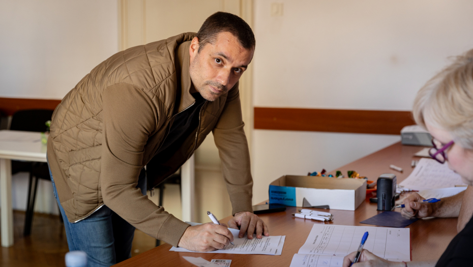 LUKA PETROVIĆ PODRŽAO LISTU ALEKSANDAR VUČIĆ - STARI GRAD SUTRA Počelo je prikupljanje potpisa podrške za predstojeće lokalne izbore SO Stari grad