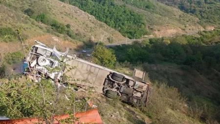 TRAGEDIJA! AUTOBUS SE SURVAO U PROVALIJU Ima mrtvih i povređenih (FOTO)
