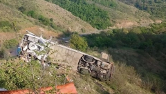 TRAGEDIJA! AUTOBUS SE SURVAO U PROVALIJU Ima mrtvih i povređenih (FOTO)
