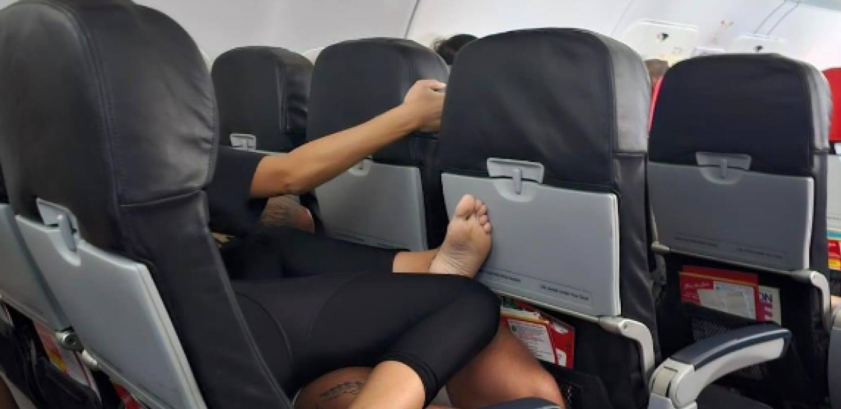DODATNO PLATILA MESTO U AVIONU PORED PROZORA, A DOBILA KATASTROFU Napravila selfi da pokaže razočaranje!