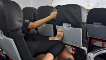 NISU MOGLI DA OBUZDAJU STRASTI Par razmenjuje nežnosti u AVIONU, putnici ne veruju šta vide (FOTO)