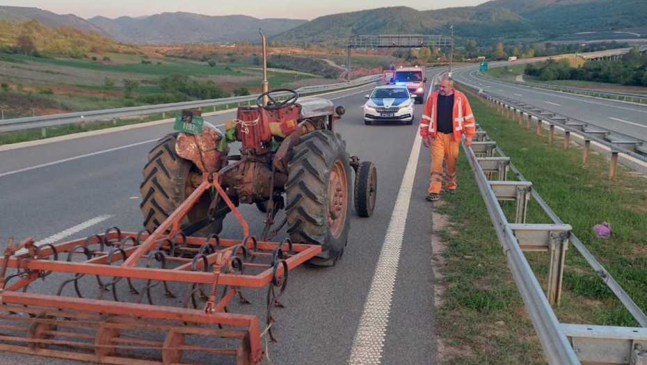 VEROVALI ILI NE Traktorom vozio suprotnom stranom auto-puta?! (FOTO)