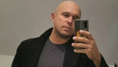 NAŠ PEVAČ USVOJIO PRAVU VUČICU! Danas su najbolji prijatelji, prati ga svuda, a često joj i zapeva