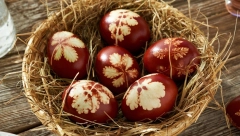 FARBANJE JAJA U LUKOVINI Bakin recept za starinsko bojenje uskršnjih jaja i trikovi za kuvanje bez pucanja