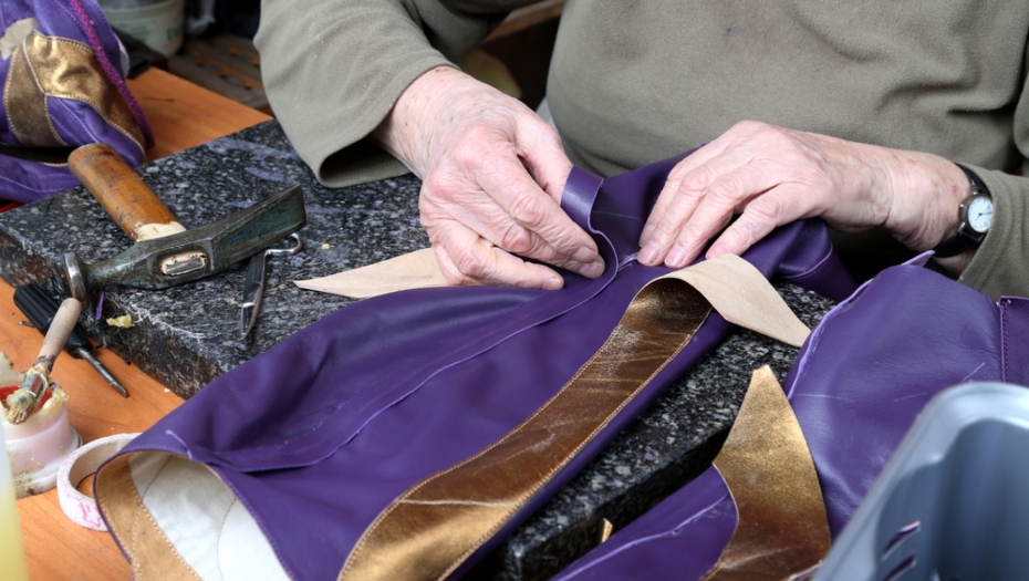 PRODAVAČICA DOBILA OTKAZ POSLE 68 GODINA RADA,  A ZBOG POSLA PROPUSTILA I MEDENI MESEC: Ispratili je u suzama (VIDEO)