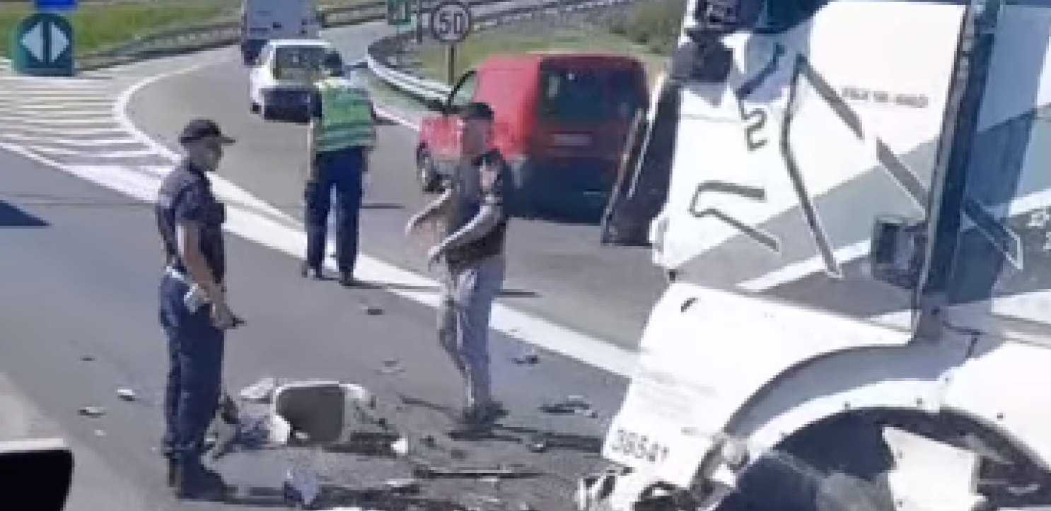 STRAVIČAN UDES KOD DOBANOVACA Sudarila se dva kamiona (VIDEO)