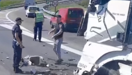 STRAVIČAN UDES KOD DOBANOVACA Sudarila se dva kamiona (VIDEO)
