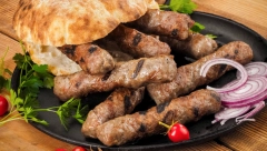SAVET ROŠTILJ MAJSTORA Za ukusnije ćevape i pljeskavice, u mleveno meso stavite trunku ovog sastojka